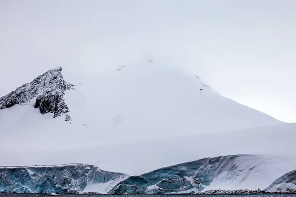 Prachtige besneeuwde bergen tegen de hemel. Antarctisch landschap — Stockfoto