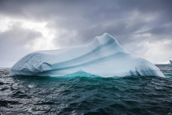 Όμορφο μεγάλο μπλε παγόβουνο και στον ωκεανό. Ιδιόμορφο τοπίο της Ανταρκτικής — Φωτογραφία Αρχείου