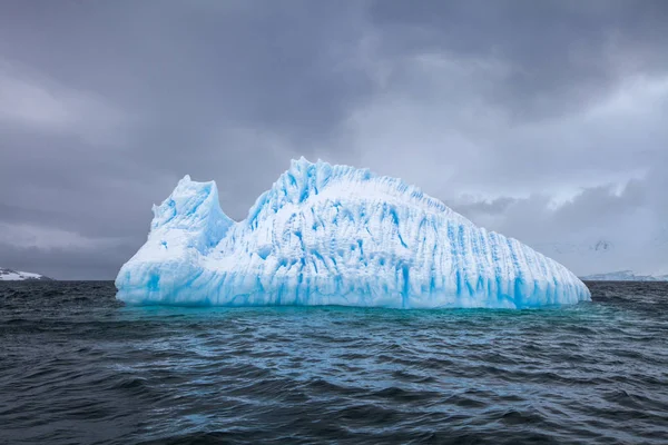 Όμορφο μεγάλο μπλε παγόβουνο και στον ωκεανό. Ιδιόμορφο τοπίο της Ανταρκτικής — Φωτογραφία Αρχείου