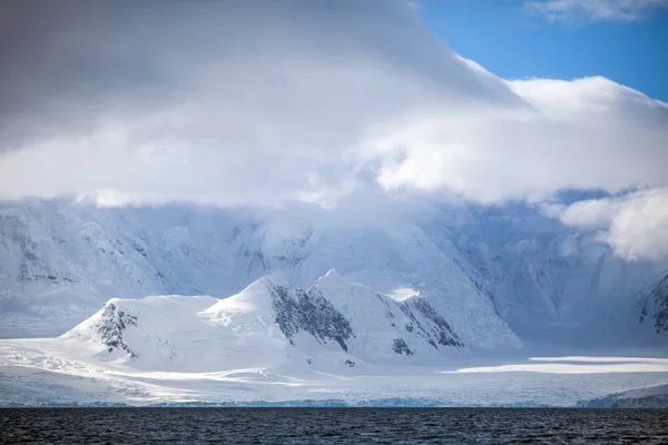 Landskap Antarktis vackra snöklädda bergen mot molnet himlen — Stockfoto