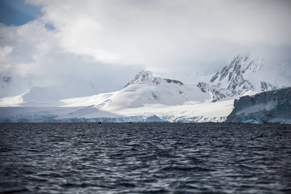 Paesaggi fantastici di belle montagne innevate, oceano, Antartide — Foto Stock