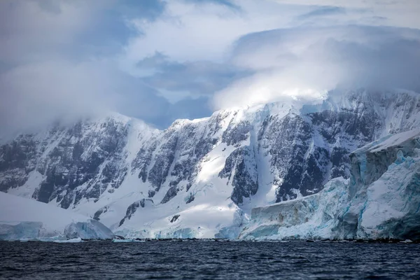 Τοπία όμορφα χιονισμένα βουνά Ανταρκτική ενάντια στον ουρανό σύννεφο — Φωτογραφία Αρχείου