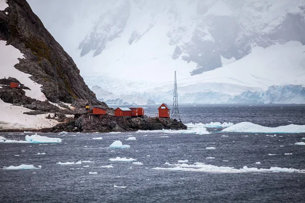 Forskningsstation på stranden i Antarktis — Stockfoto