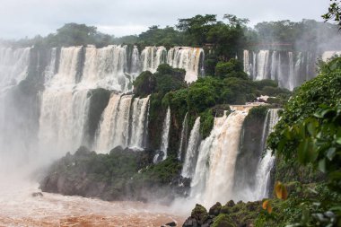 Pitoresk şelale orman yosunlu kayalar üzerine düşüyor