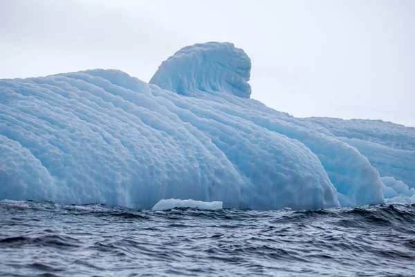 Parte do grande e belíssimo iceberg maior no oceano, Antártida — Fotografia de Stock