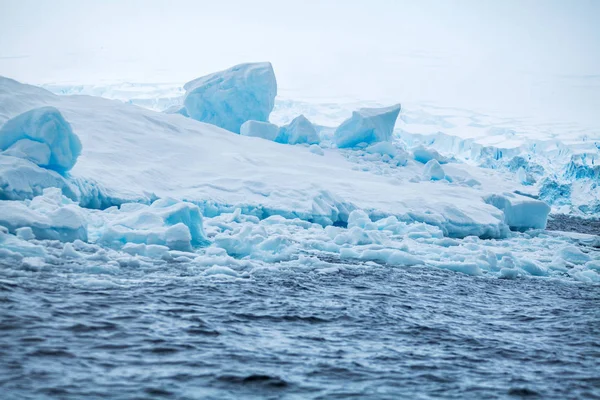 Côte Antarctique avec des glaces et des icebergs de formes, de couleurs inhabituelles — Photo