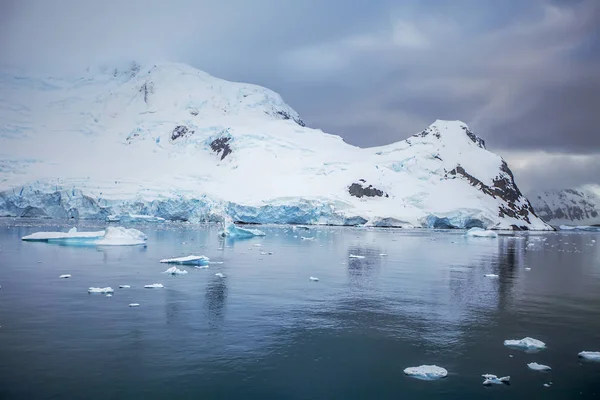 Fantasztikus tájak, gyönyörű hófödte hegyek, Antarktisz — Stock Fotó