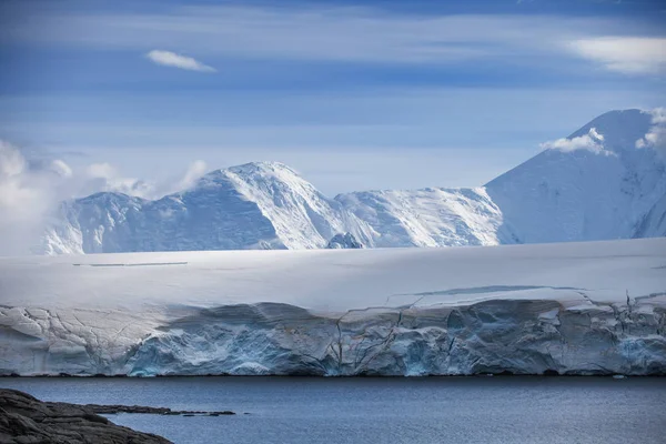 Kusten av Antarktis med månghundraårig tjocklekar av glaciärer — Stockfoto