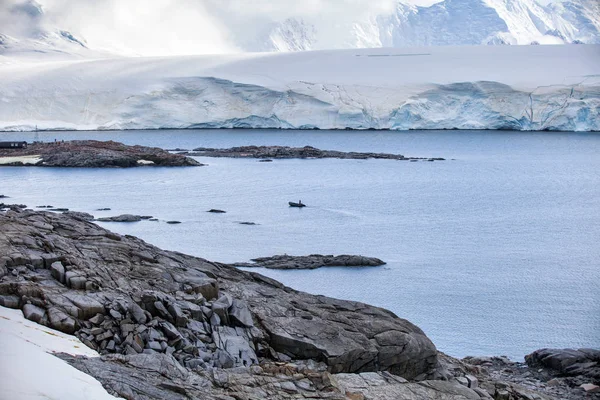 Natur och landskap längs Antarktis, vackra stenar, havet. — Stockfoto