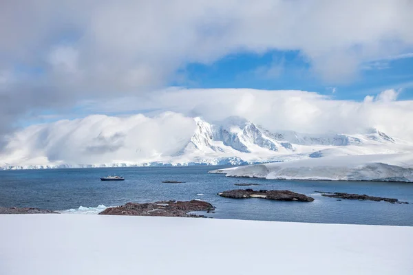 Kusten av Antarktis med månghundraårig tjocklekar av glaciärer — Stockfoto