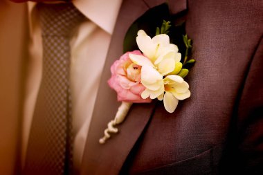 Yakın çekim takım elbise damat ile ihale çiçek ilik