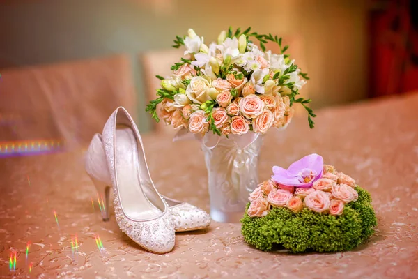 Hermoso ramo de bodas y zapatos de novias . —  Fotos de Stock