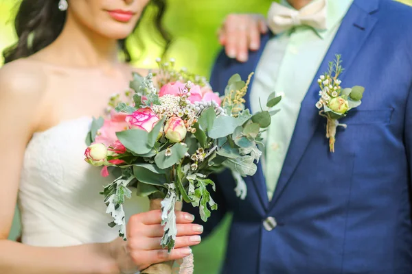 Zbliżenie: Panna Młoda ręce trzyma bukiet piękny ślub — Zdjęcie stockowe