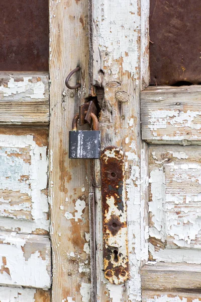 Fechar velha porta de madeira com fechadura — Fotografia de Stock