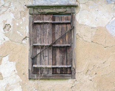 eski bir ev, kapalı pencere