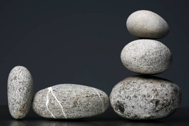 Taş - çakıl koyu gri arka plan üzerine yığını