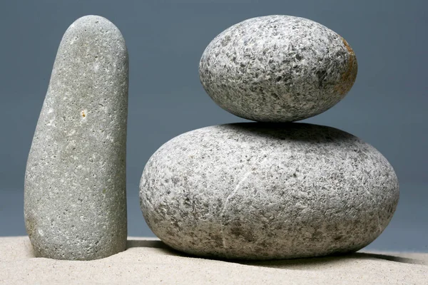 灰色の背景の上に砂利石のスタック — ストック写真