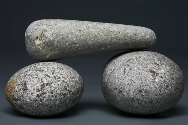 堆栈的石头-暗灰色的背景上的卵石 — 图库照片