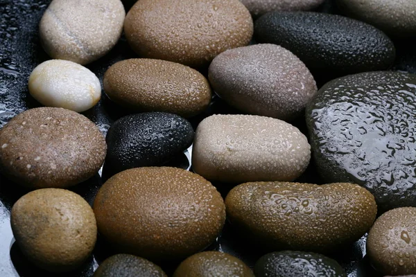 Pedras coloridas molhadas fundo, seixos escuros . — Fotografia de Stock