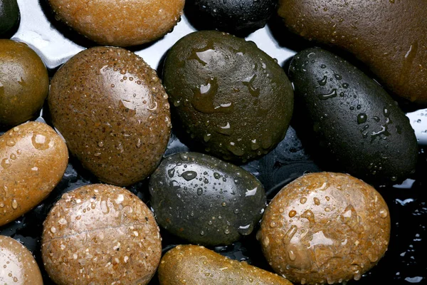 Fundo de pedras coloridas molhadas, seixos escuros com gotas de água — Fotografia de Stock