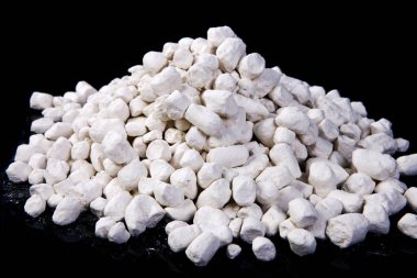 Kaolin. Siyah zemin üzerine beyaz tebeşirler yığını