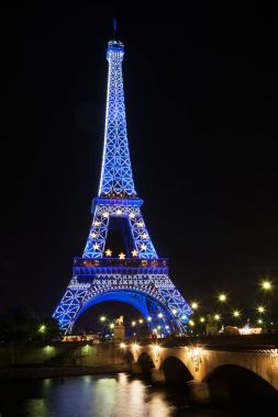 Paris, Fransa - 13 Ağustos 2008: Eyfel Kulesi mavi parlak ışıklı geceleri
