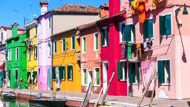 İtalya, Venedik Burano Adası ile geleneksel renkli evleri