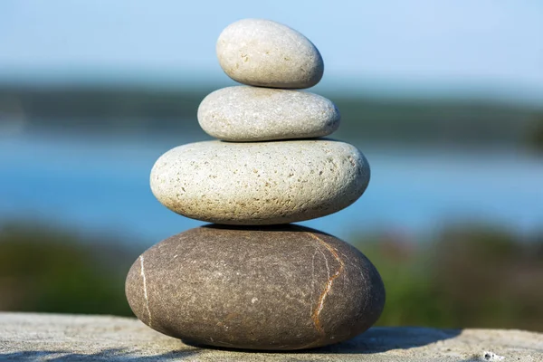 Piedras de spa sobre fondo de jardín — Foto de Stock