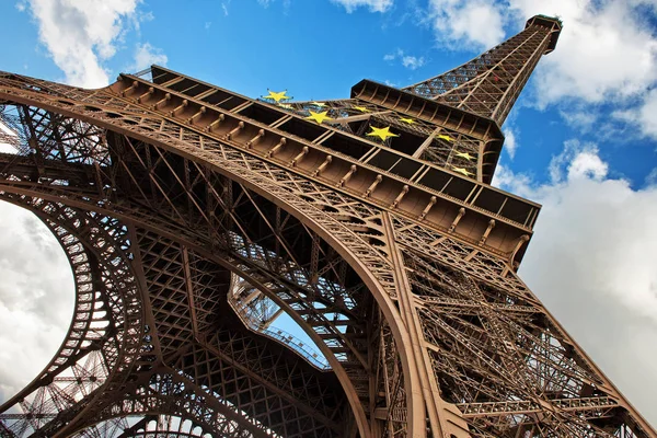 De Eiffeltoren in Parijs schot tegen blauwe hemel, Frankrijk — Stockfoto