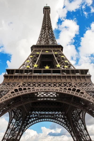 De Eiffeltoren in Parijs schot tegen blauwe hemel, Frankrijk — Stockfoto