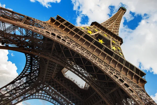 Az Eiffel-torony Párizsban lövés ellen, blue sky, Franciaország — Stock Fotó