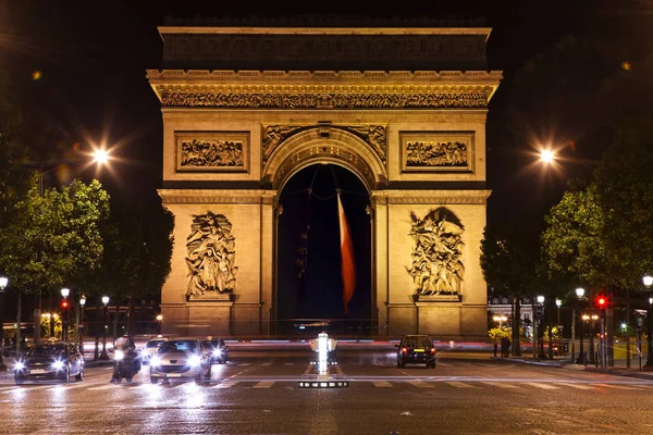 Magnifiquement éclairé Arc de Triomphe la nuit à Paris, France — Photo
