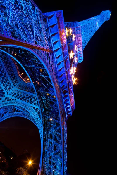 PARÍS, FRANCIA - 13 AGO 2008: Torre Eiffel de color azul brillante iluminada por la noche — Foto de Stock