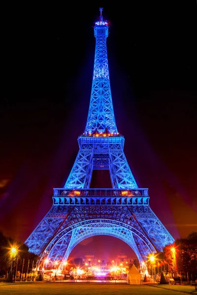 Paris, Frankrijk - 13 Aug 2008: Eiffeltoren gloeiende blauw verlicht 's nachts — Stockfoto