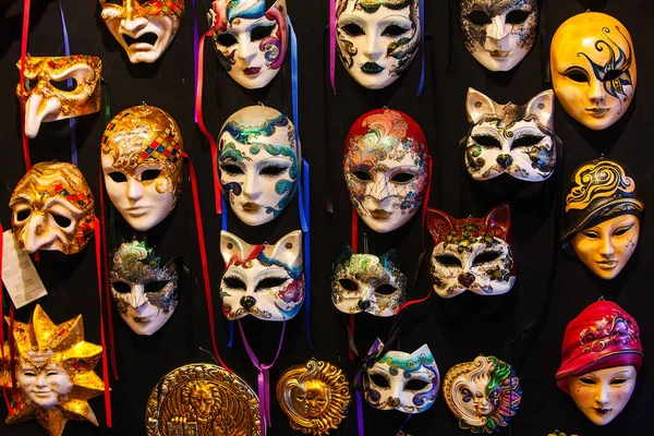 Muitas máscaras de carnaval venezianas distintivas de várias cores, fundo preto — Fotografia de Stock