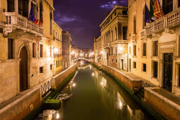 ヴェネツィアの夜の小さな運河. — ストック写真