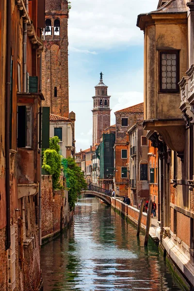 イタリア、ヴェネツィアの静かな美しい小さな運河 — ストック写真