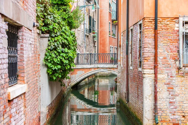 ヴェネツィア、イタリアの絹のような水と美しい狭い運河 — ストック写真