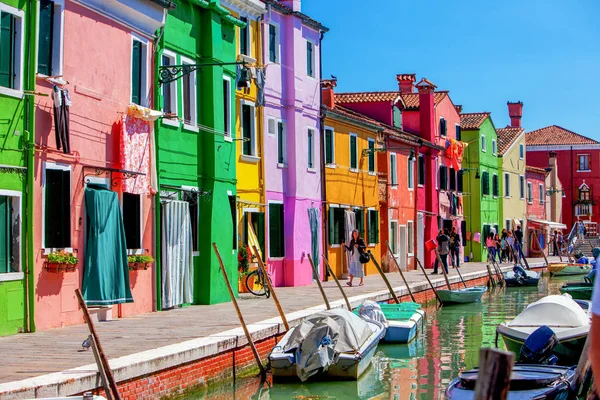 Italy, Venice - may 07: Burano island with traditional colorful houses — Stock Photo, Image