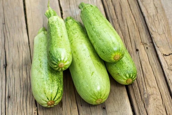 Zucchine verdi su tavola di legno — Foto Stock