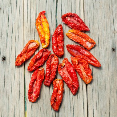 Ev yapımı güneşte kurutulmuş domates.