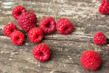 Ahududu vintage ahşap kurullarında