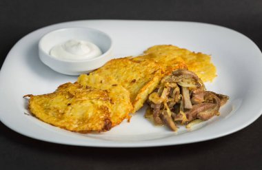 Kızarmış yağlı mantar ile hizmet patates kızartması ekşi krema. Yakın çekim