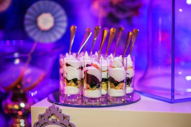 Tatlılar berry adlı üst üste fondip bardakları ile krem