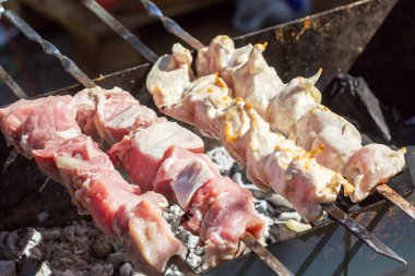 Çelik bir şiş üzerinde taze et