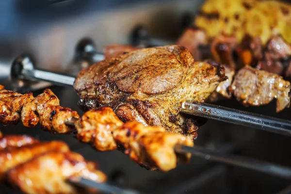 Stekt kyckling på grillen — Stockfoto