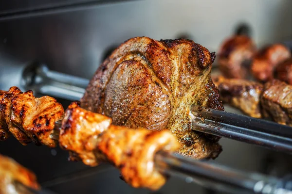 Stekt kyckling på grillen — Stockfoto