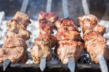 Çelik bir şiş üzerinde taze et