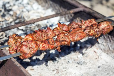 Çelik bir şiş üzerinde taze et