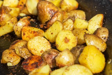 Izgarada kızarmış patates.